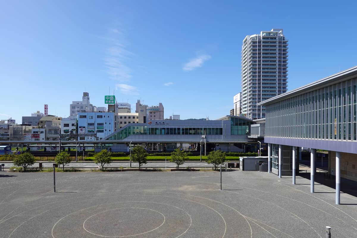 JR 清水站站體與站前廣場,背景為靜岡市高樓