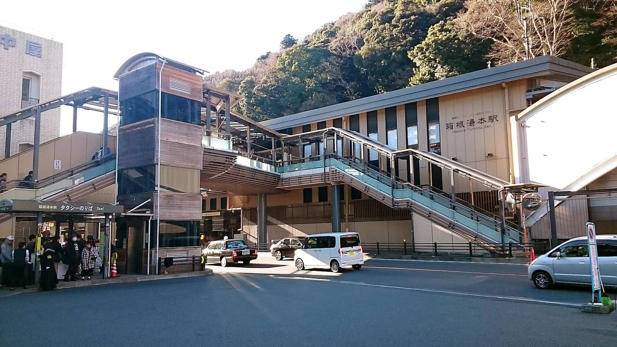 箱根湯本站站體與站前廣場,計程車與接駁車停靠站前