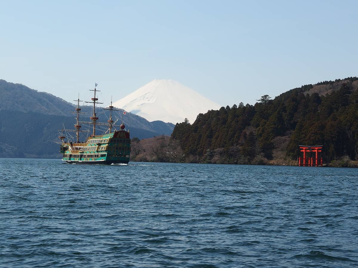 芦ノ湖海賊船遊覧船行駛於湖面,背景可見富士山與紅色鳥居