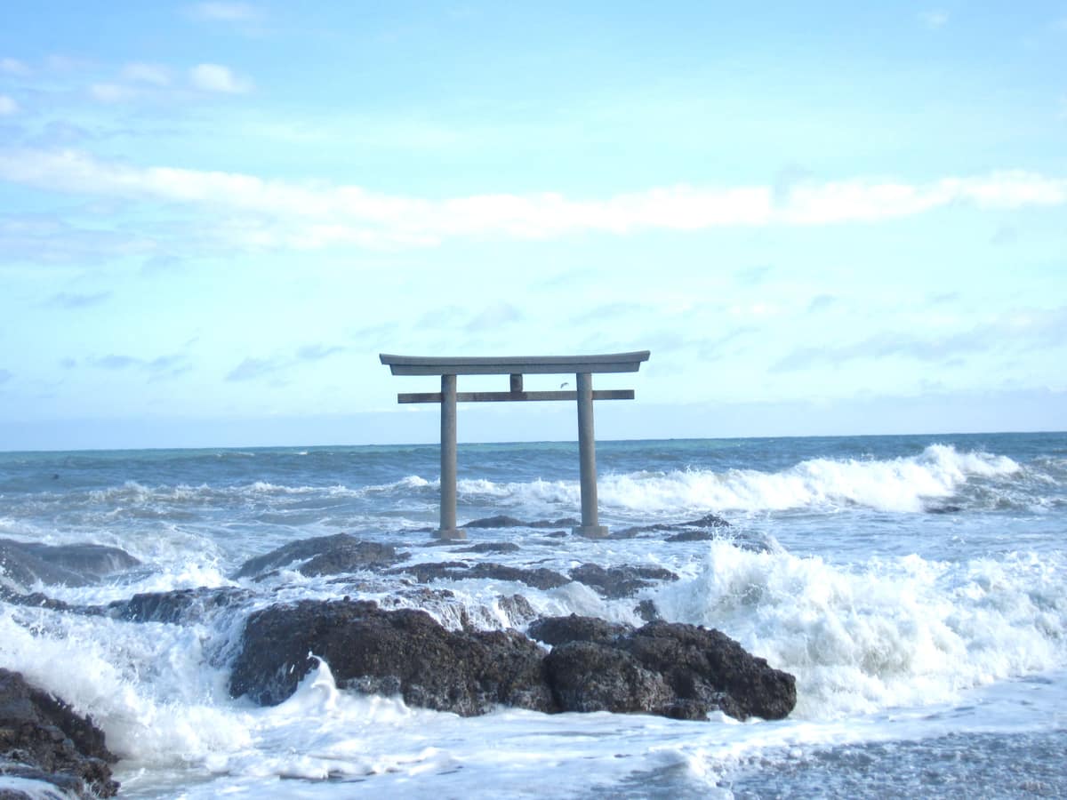 大洗磯前神社神磯鳥居,海蝕岩上迎著大浪的石造鳥居