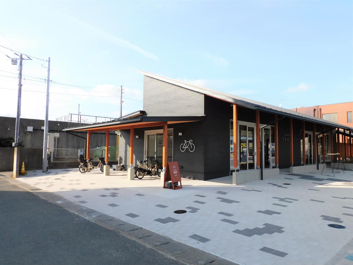 海町露台建築外觀,木造屋簷與腳踏車租借站