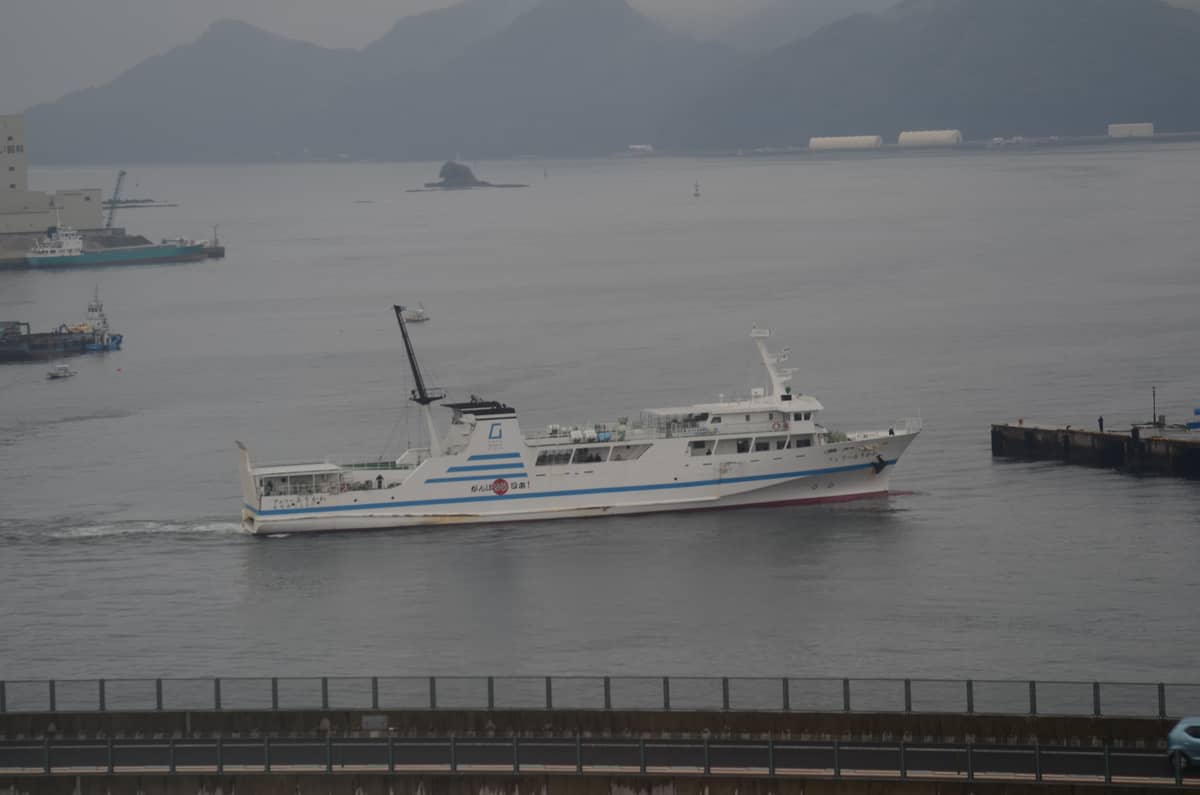 有川港附近海域行駛中的渡輪,背景為五島列島山巒