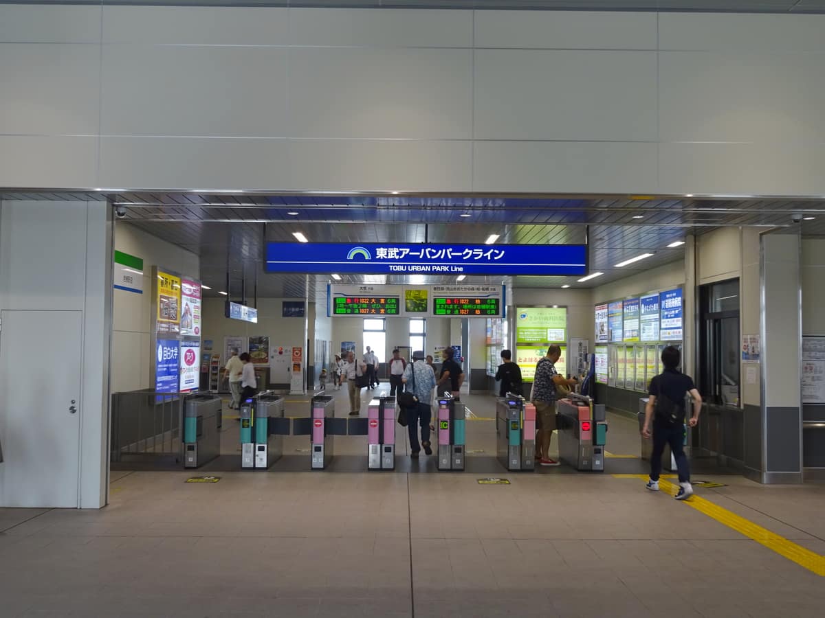 岩槻站東武URBAN PARK LINE剪票口,旅客通過閘門