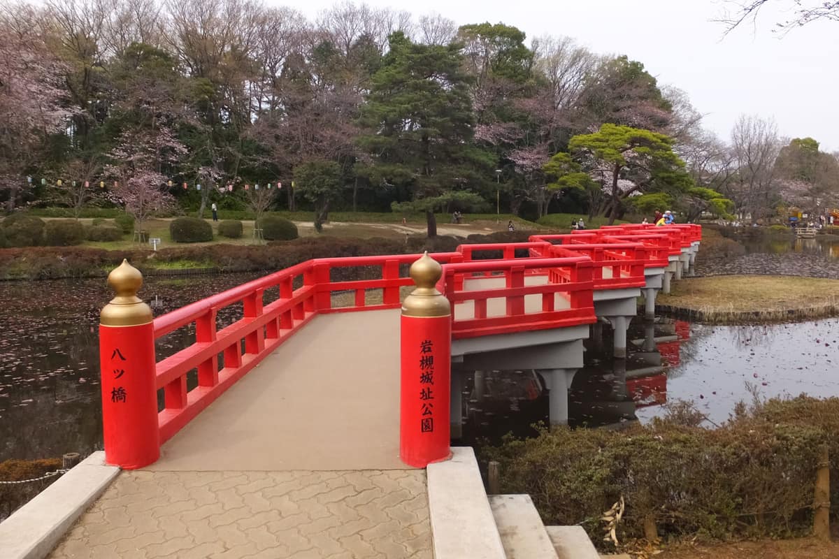 岩槻城址公園八ツ橋朱紅色木橋,橋柱刻有園名