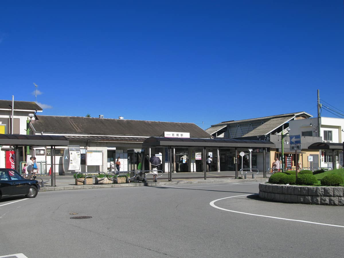 岩槻站站舍外觀與站前廣場,藍天下的車站建築