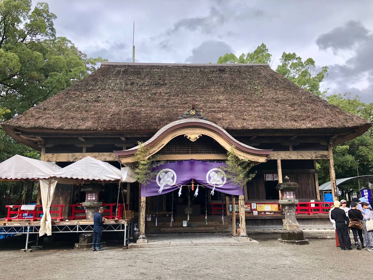 青井阿蘇神社茅草屋頂本殿,紫色門簾與紅色欄杆