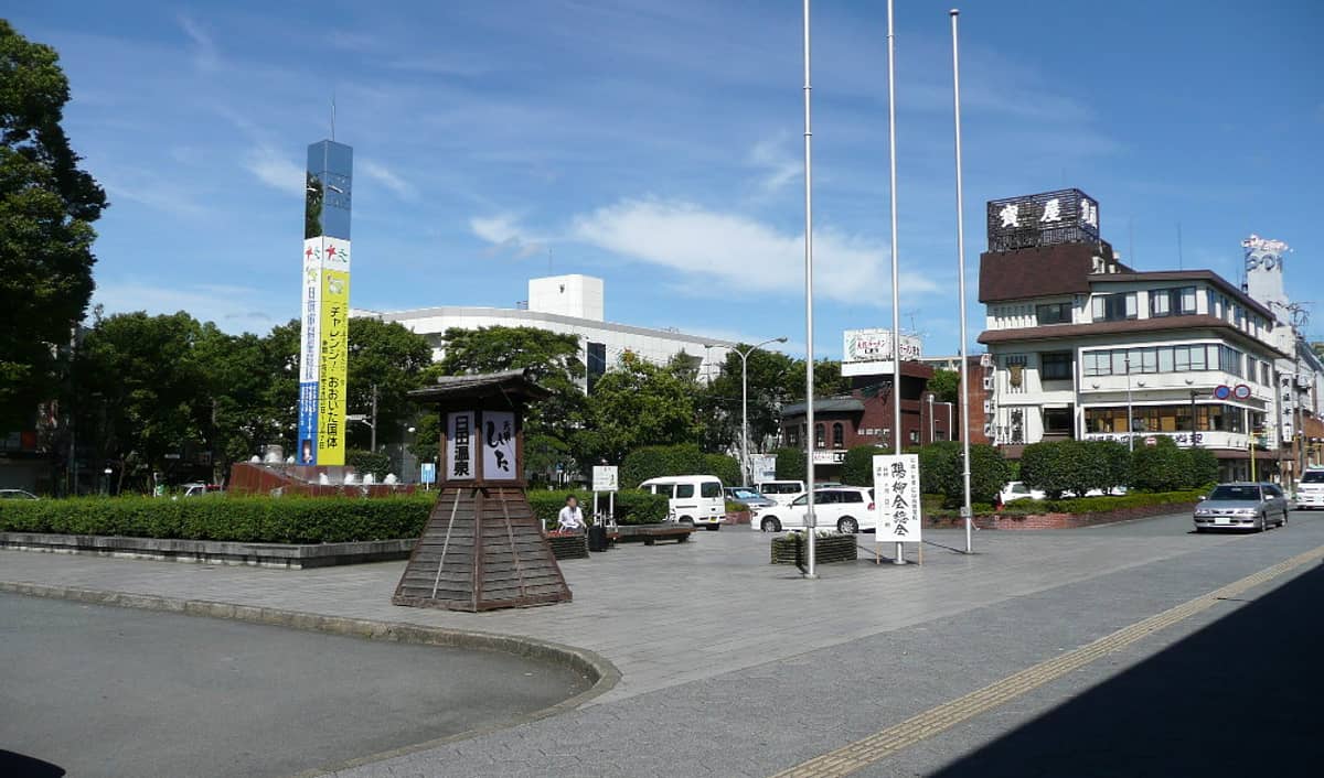 日田站前廣場,可見站體看板與周邊建築