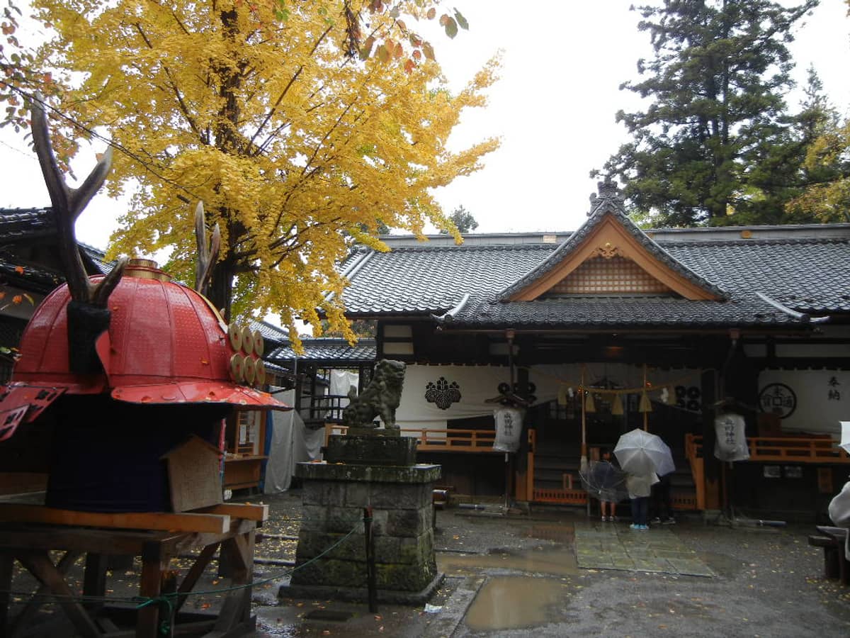 真田神社境內社殿與武士頭盔造型裝飾,秋季銀杏樹金黃樹葉