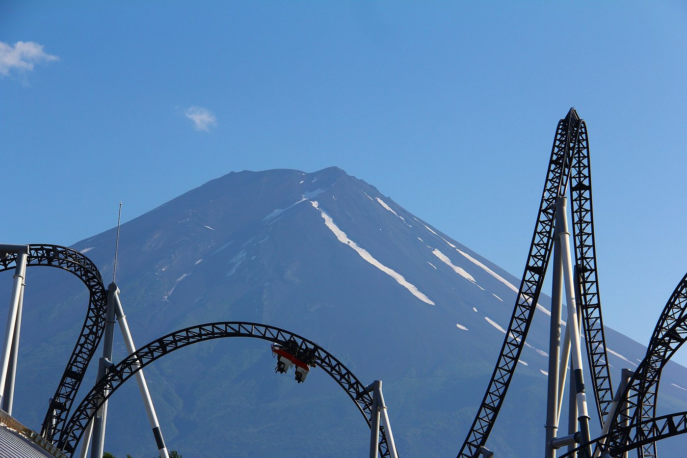富士急樂園(富士急ハイランド)園內 FUJIYAMA 過山車以富士山為背景(位置示意)