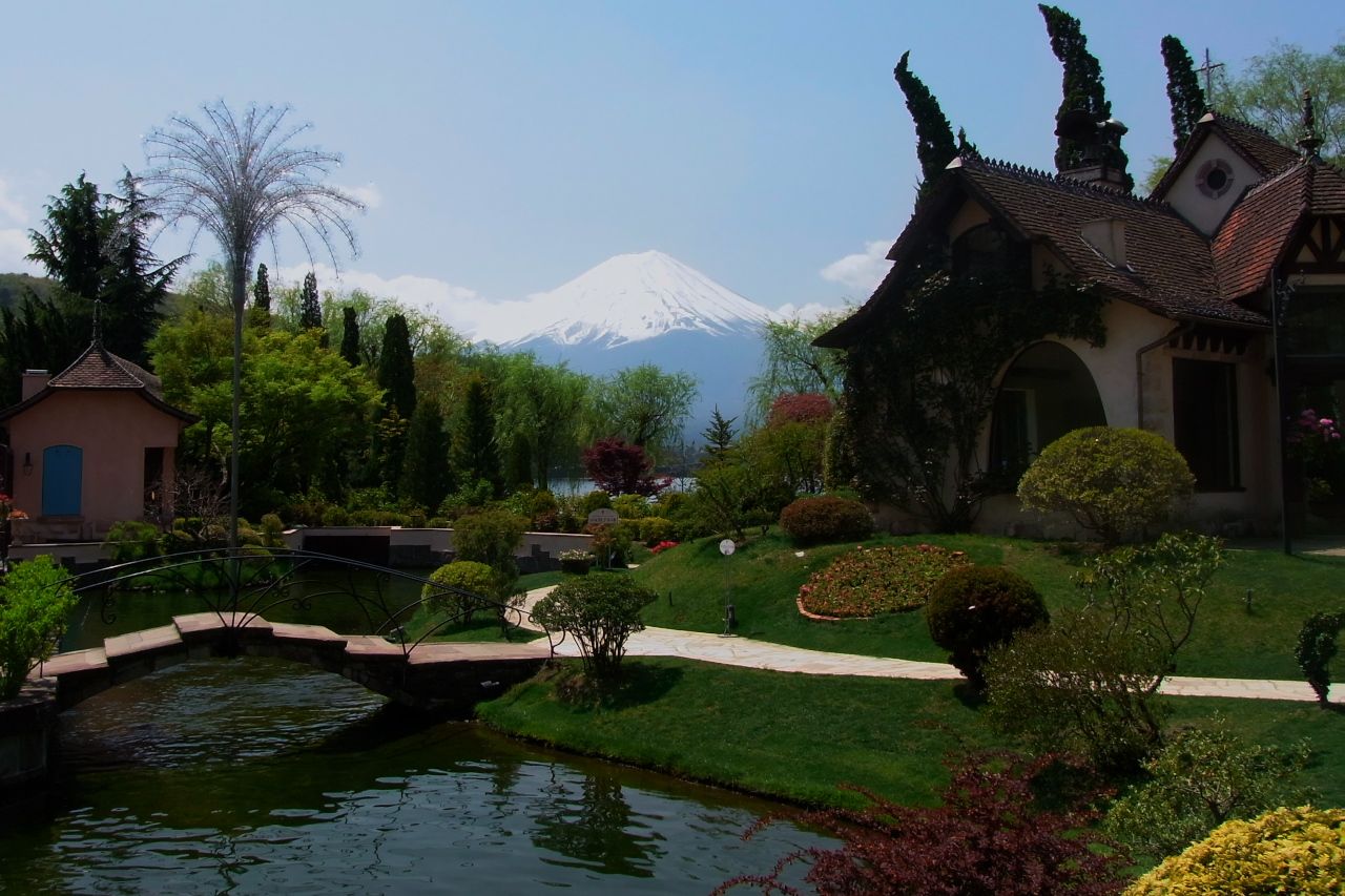 河口湖音樂盒之森美術館歐風建築、玫瑰庭園與遠方富士山(位置示意)