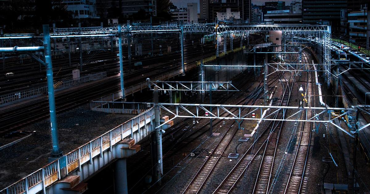 深夜俯瞰上野站的站場,多股軌道與架空電車線在燈光下空無一列車