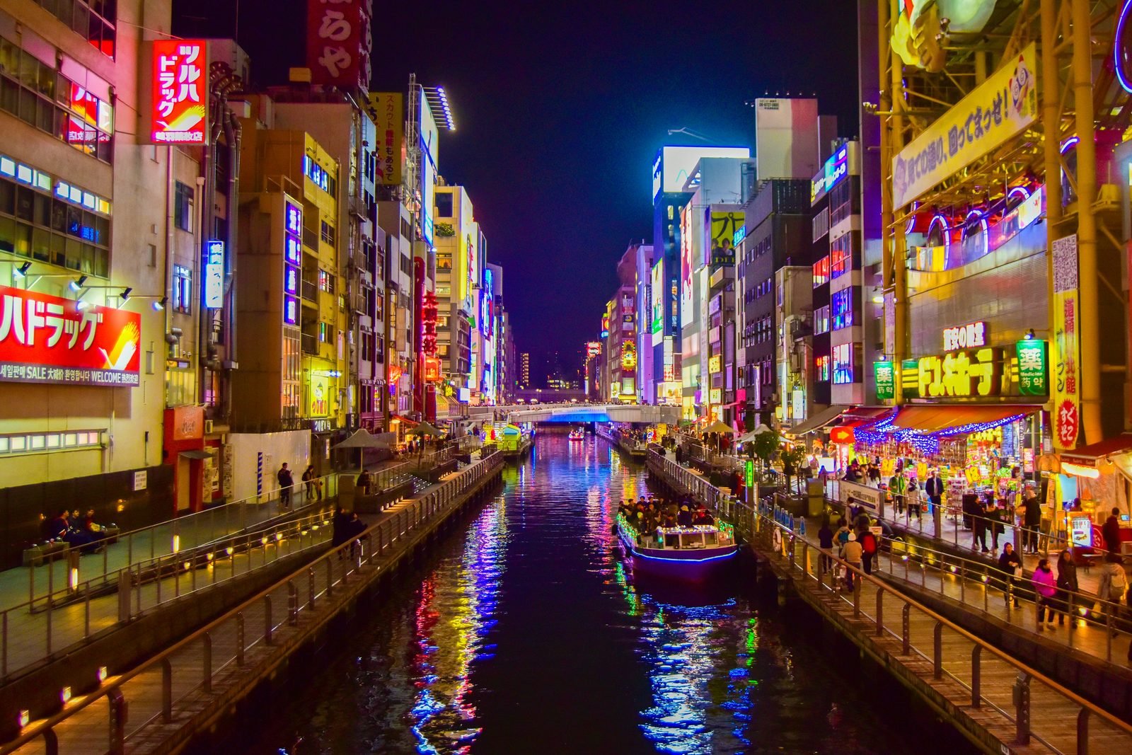 大阪難波站夜景:霓虹燈下的行人與階梯