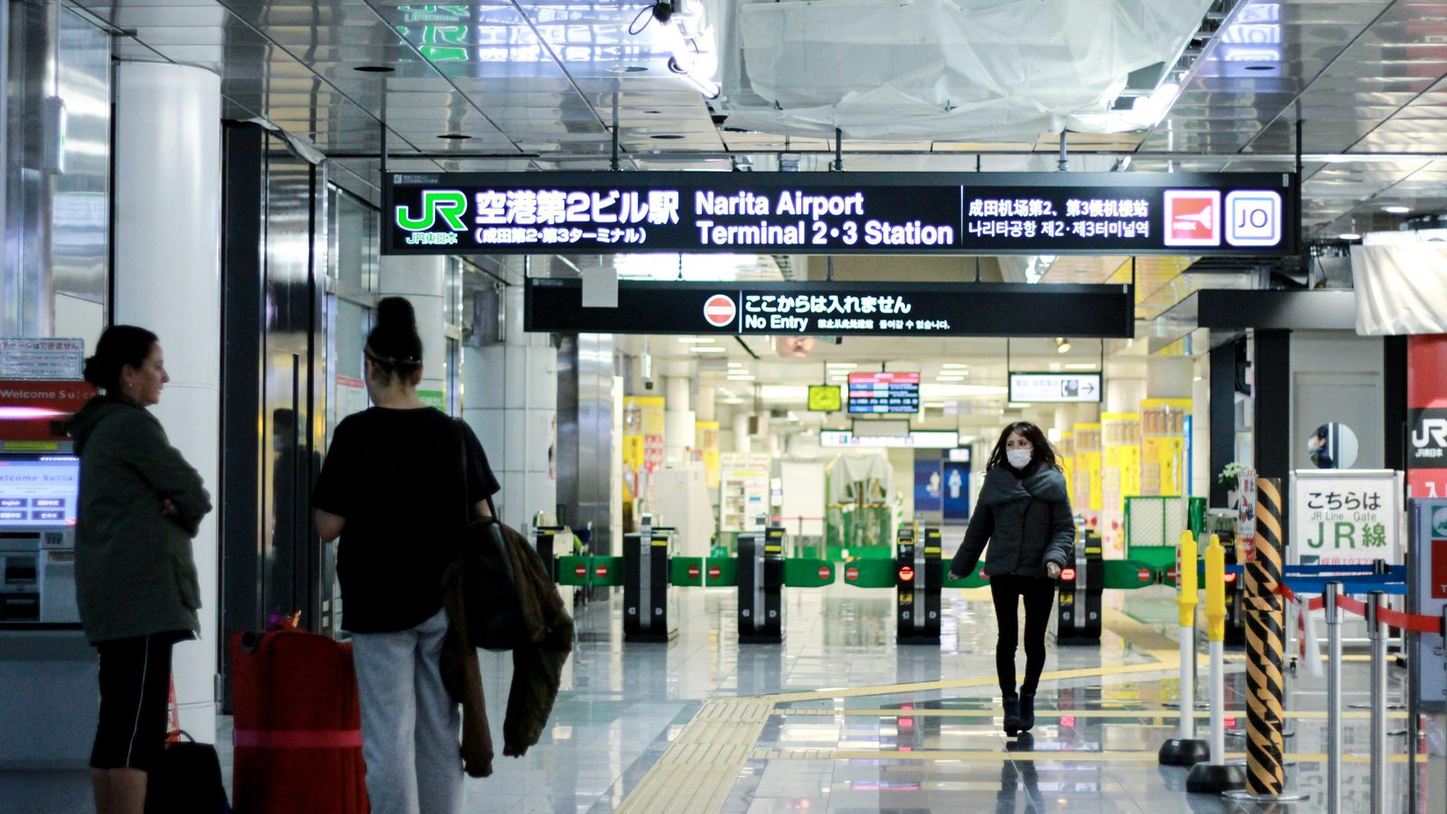 Visit Japan Web 線上入境申報示意圖:護照與手機螢幕