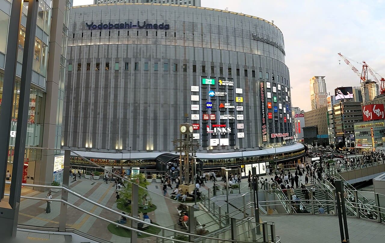 大阪梅田站前的 Yodobashi-Umeda 圓弧型大樓外觀與人潮
