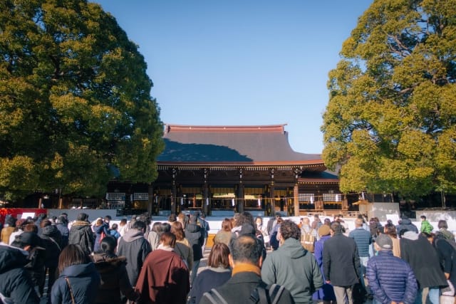 明治神宮參道上的巨大木造鳥居,兩側樹木成蔭