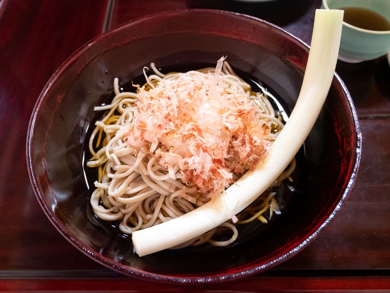 大內宿名物蔥蕎麥麵,碗裡插著一整根長蔥當筷子