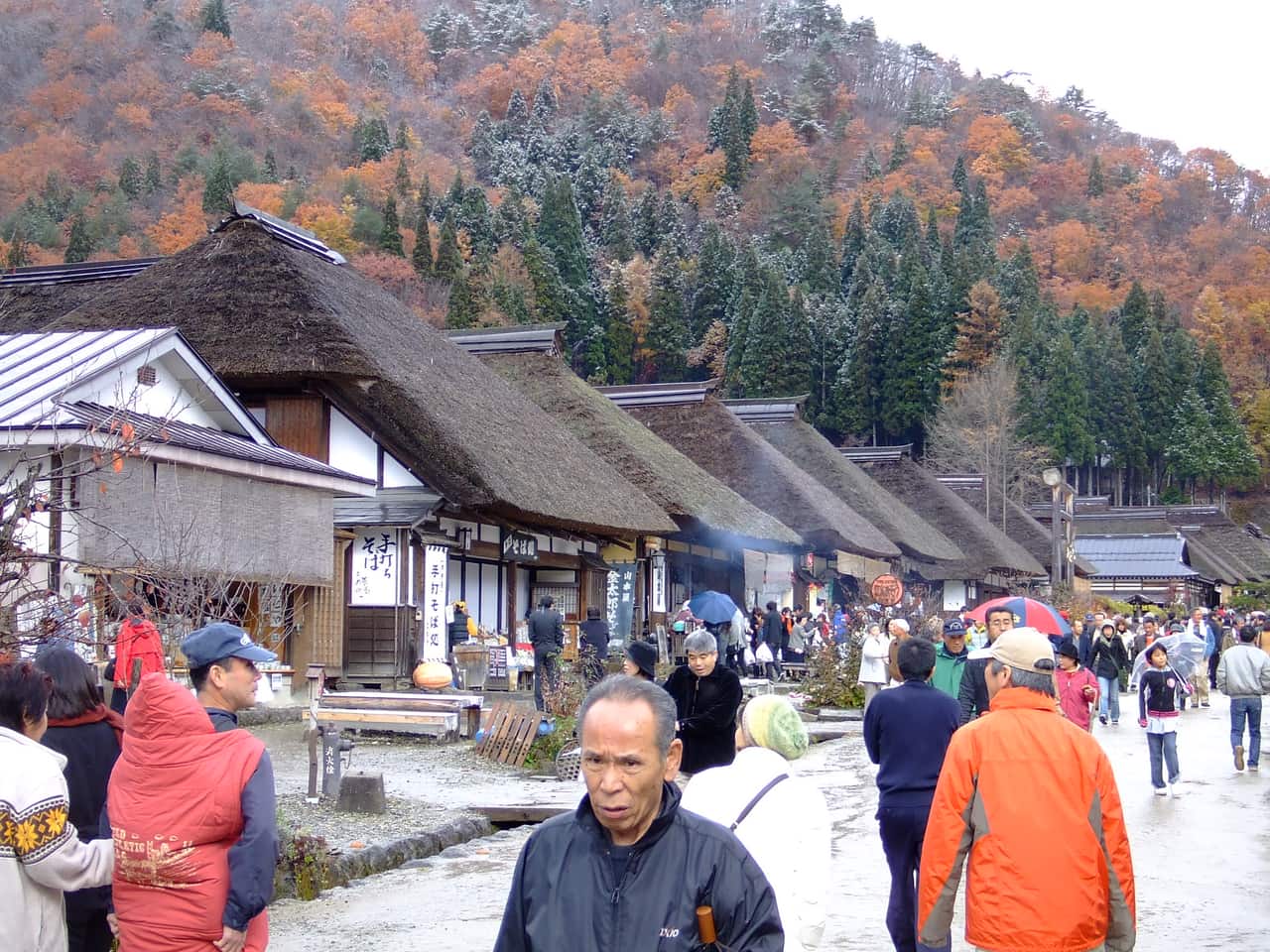 大內宿江戶時代茅葺屋頂老街,兩排茅葺民家夾著一條土路