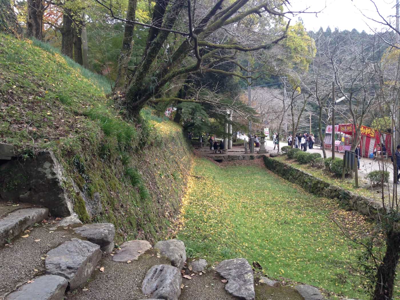 秋月城跡的空堀遺構,乾涸的護城壕溝與石牆