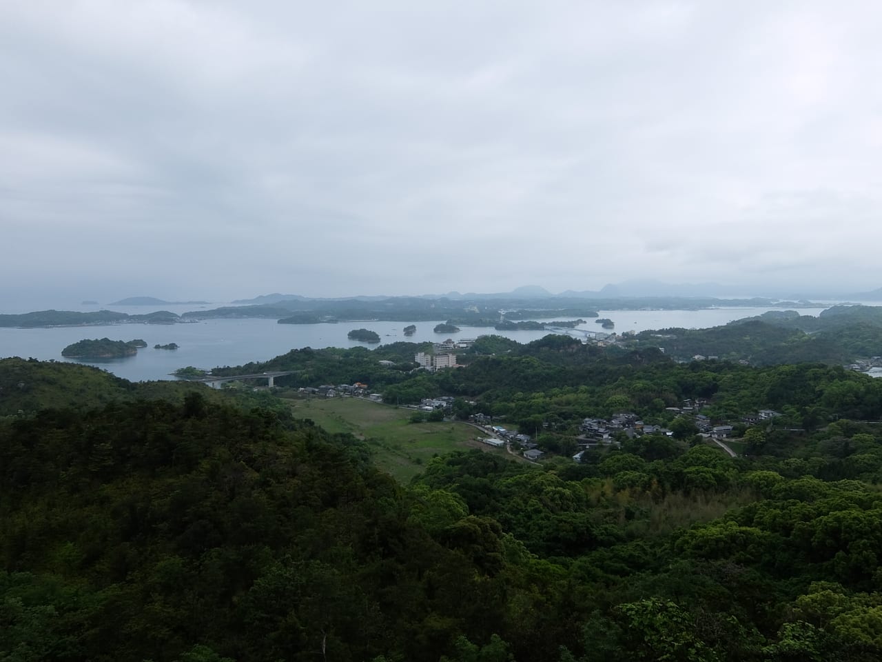 從千巖山俯瞰天草五橋跨海連接島嶼的海景