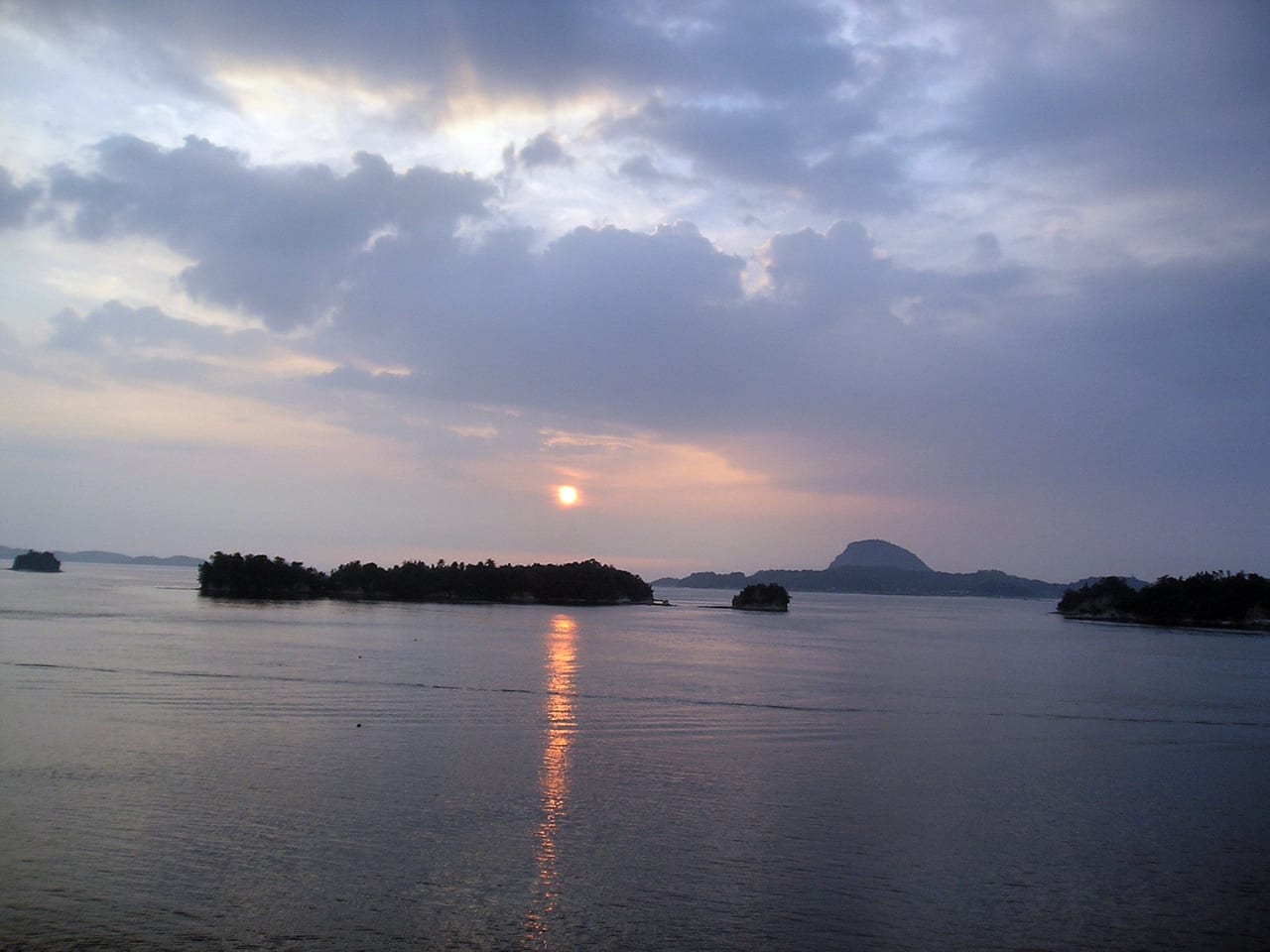 天草五橋海域沉入海平線的橘紅色夕陽