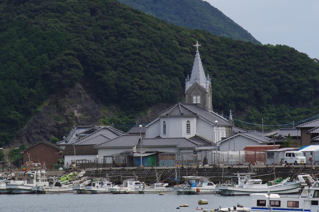 天草下島崎津漁村聚落的海邊街景與停泊漁船