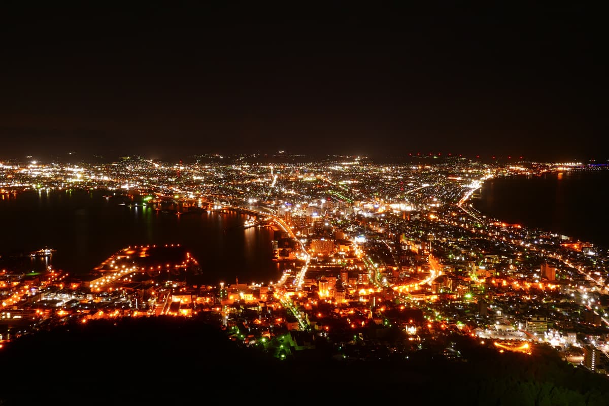 函館市實景照(MaedaAkihiko / CC BY-SA 4.0 / Wikimedia Commons)