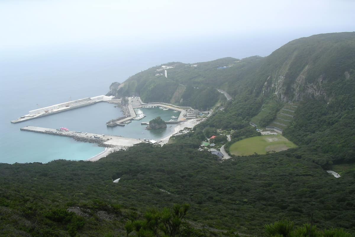 神津島村實景照（Mkill / CC BY 2.5 / Wikimedia Commons）