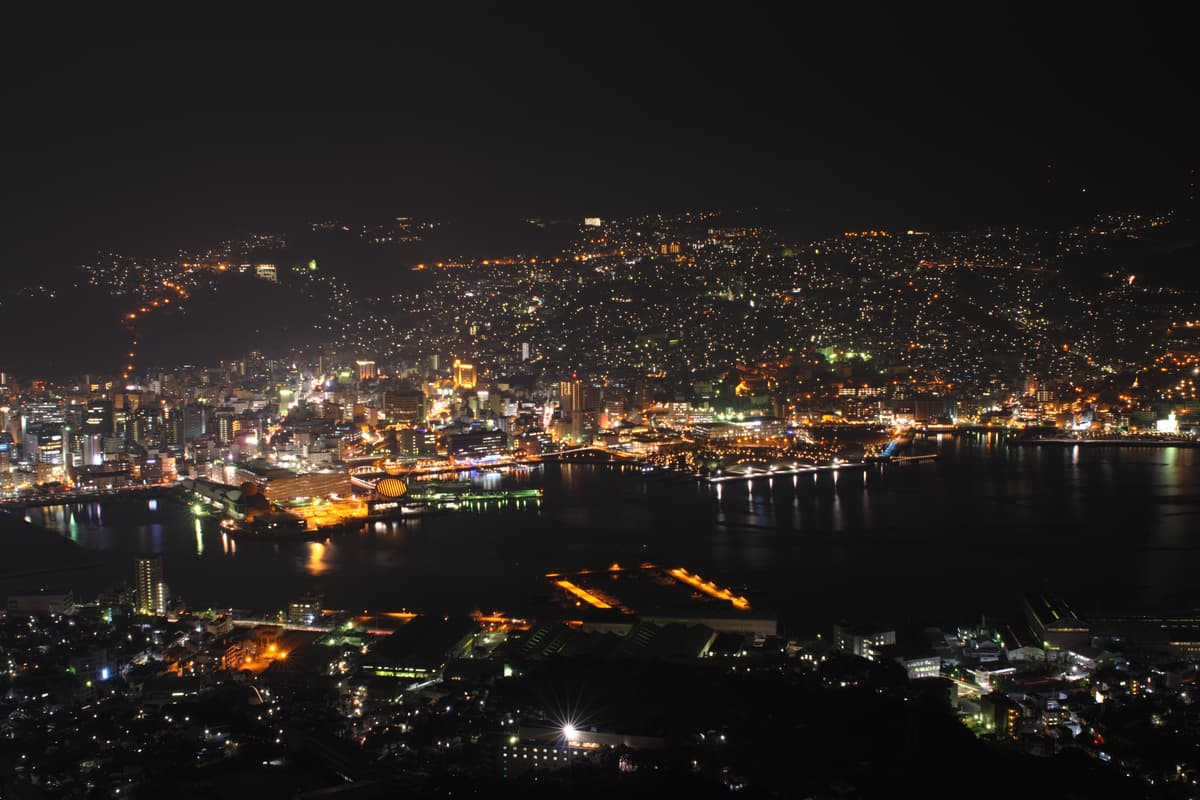 長崎市實景照(Konstantin Leonov / CC BY 2.0 / Wikimedia Commons)