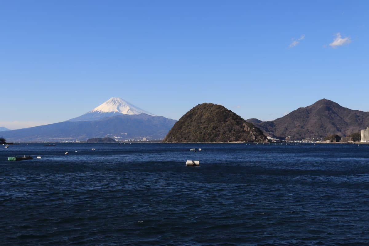 沼津港 / 內浦實景照(Alpsdake / CC BY-SA 4.0 / Wikimedia Commons)