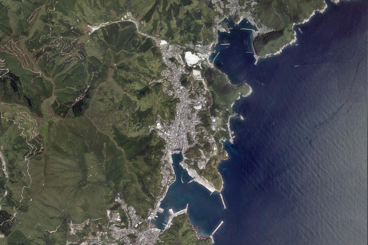 對馬市實景照(国土地理院 (Japan MLIT / GSI) / Government Open Data / Wikimedia Commons)