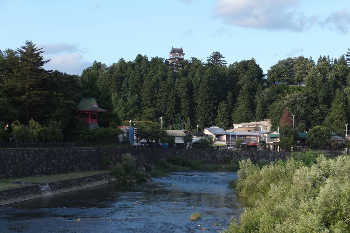 橫手市實景照（掬茶 / CC BY-SA 3.0 / Wikimedia Commons）