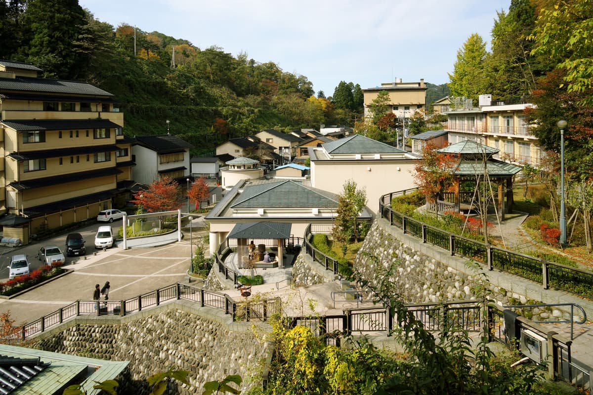 湯涌溫泉實景照(663highland / CC BY 2.5 / Wikimedia Commons)