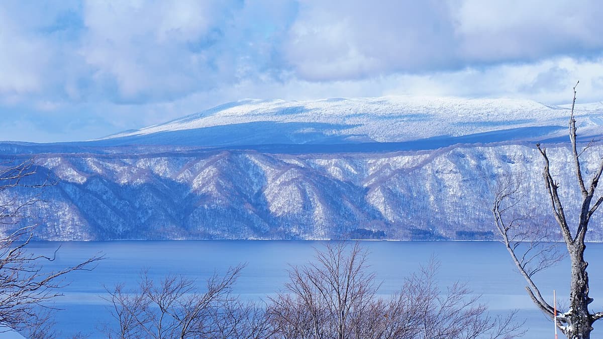 冬季的八甲田群山,山頭覆滿樹冰(當地稱樹掛)