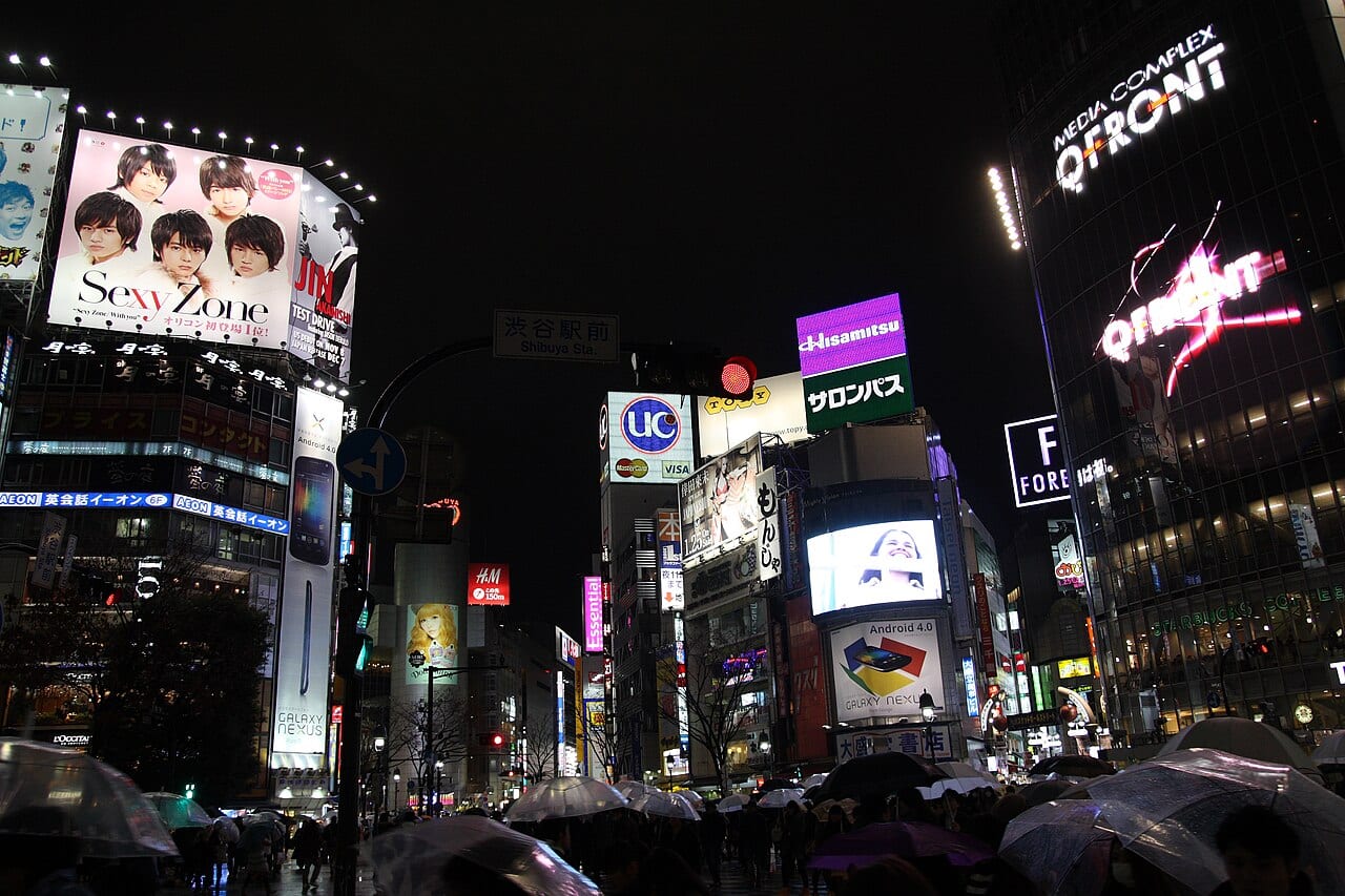 澀谷十字路口的招牌與人潮,手機導航在日本都市移動最常派上用場的場景