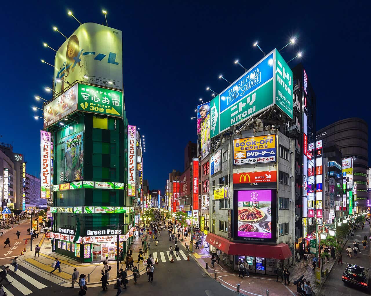 新宿傍晚的霓虹招牌街景,日本旅行其實不需要裝太多 App,核心幾個就夠用