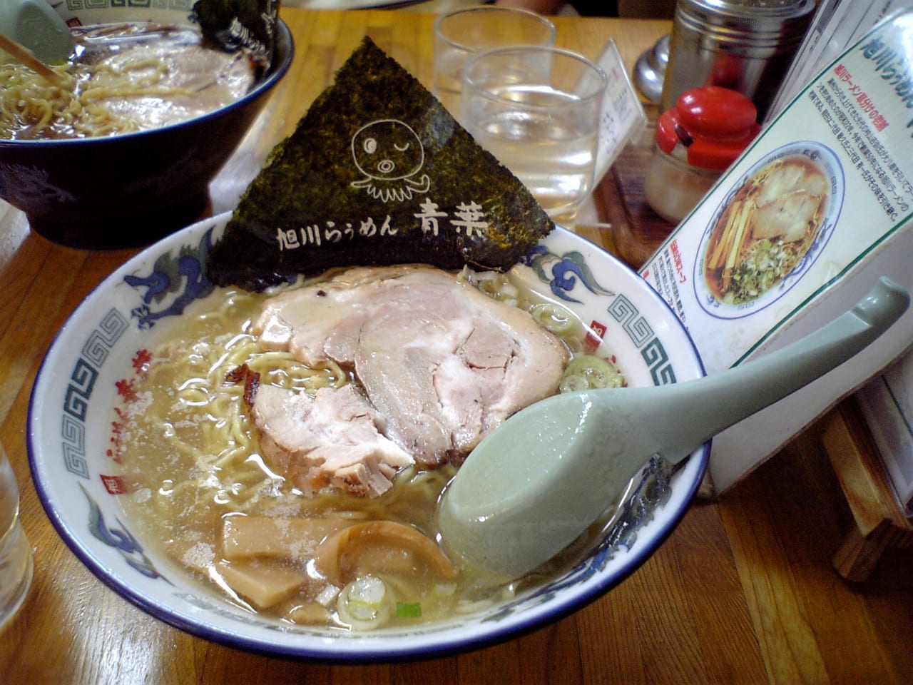 一碗旭川醬油拉麵,細捲麵與浮著豬油的醬油湯頭