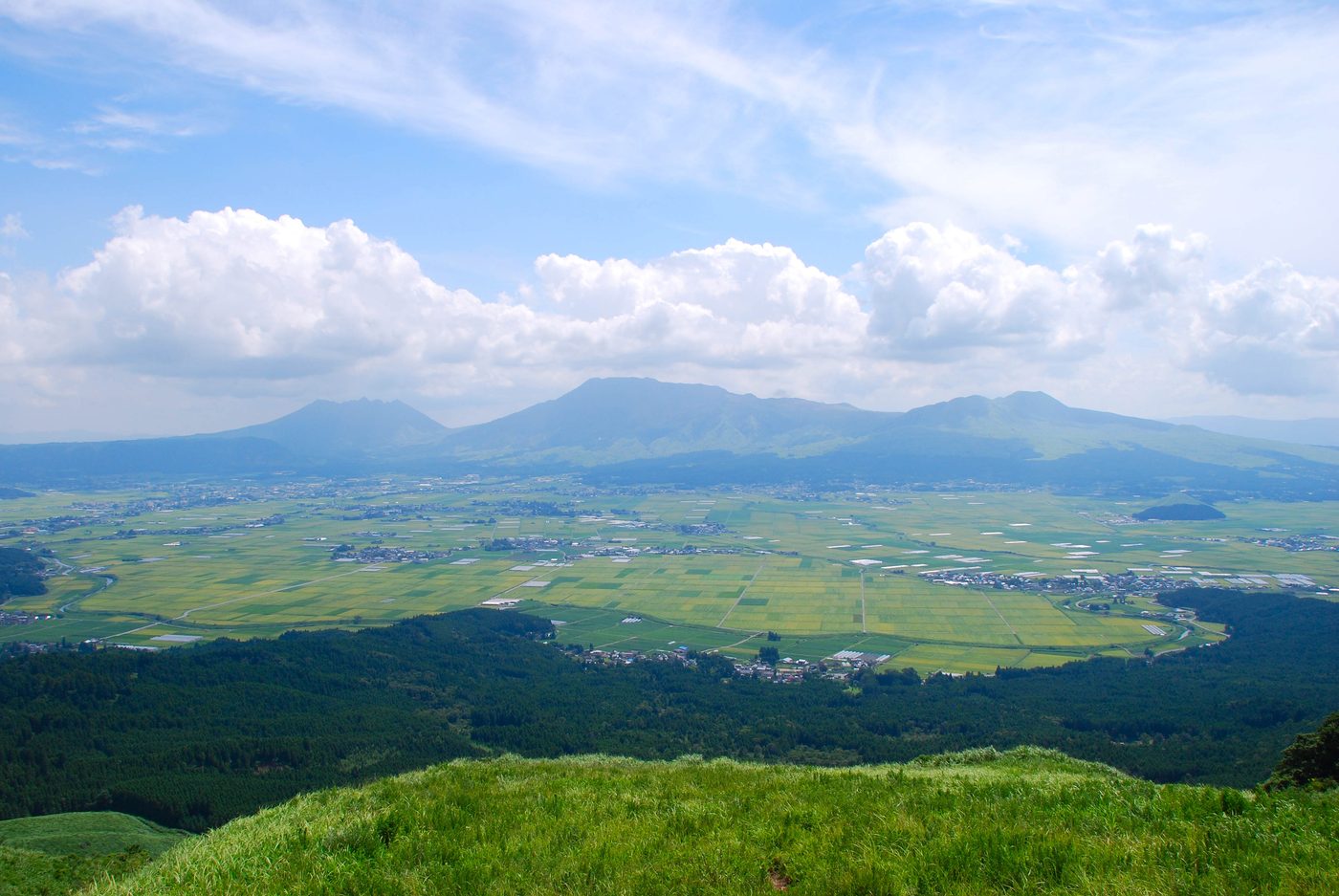 從大觀峰一帶的外輪山北緣俯瞰阿蘇破火山口——五岳連峰、田園與村落盡收眼底