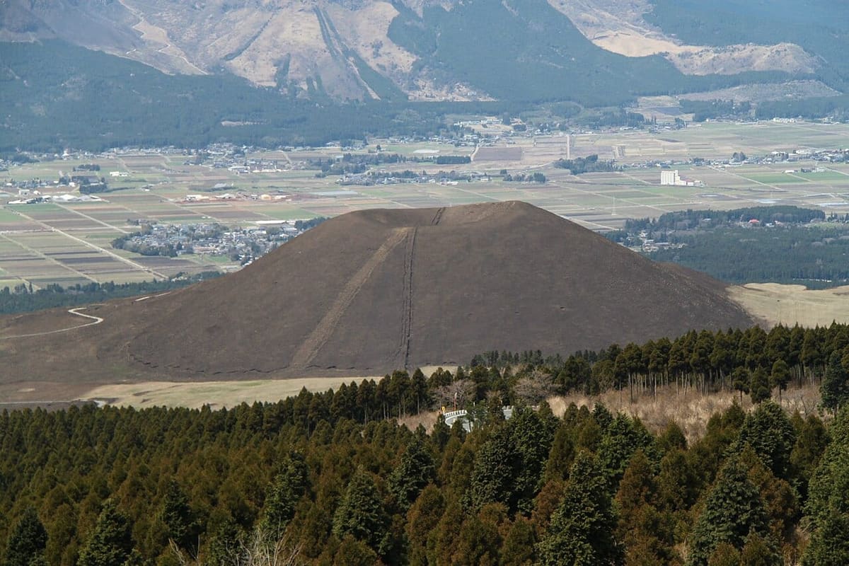阿蘇米塚——覆滿綠色草皮、頂部凹陷的迷你火山錐