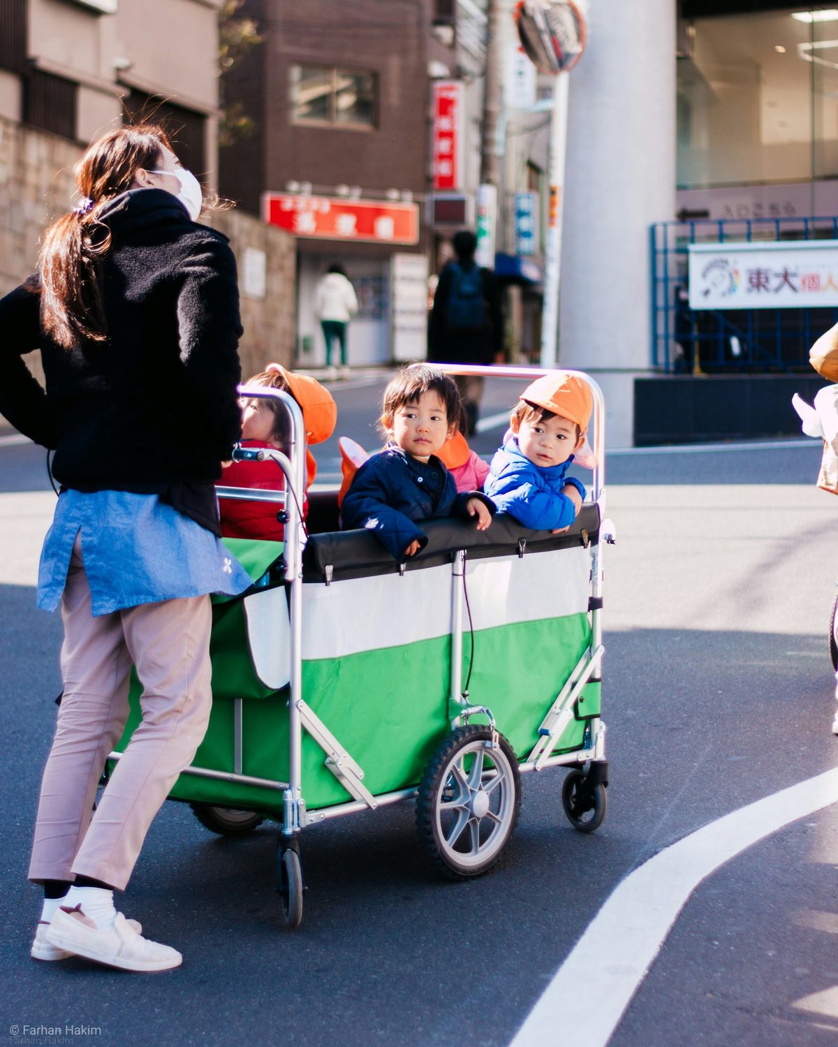 東京車站內推嬰兒推車的家庭:電梯與無障礙通道實景