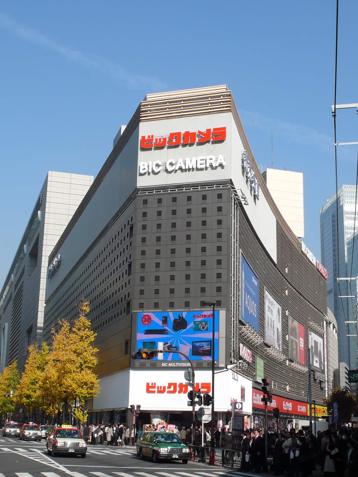 有楽町 Bic Camera 旗艦店的紅色外觀
