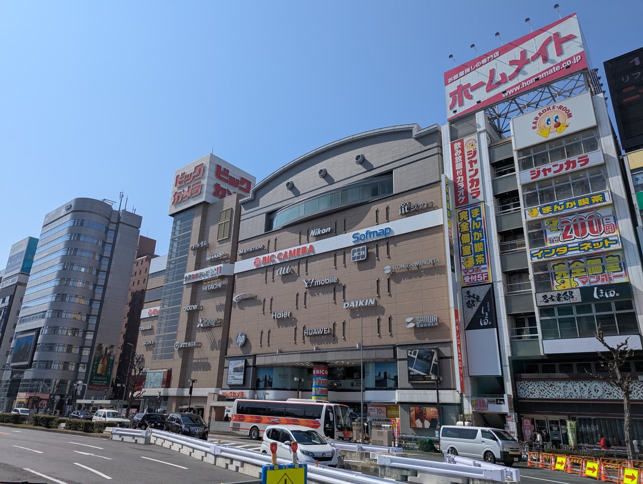 Bic Camera 電器量販店的紅色招牌與店面