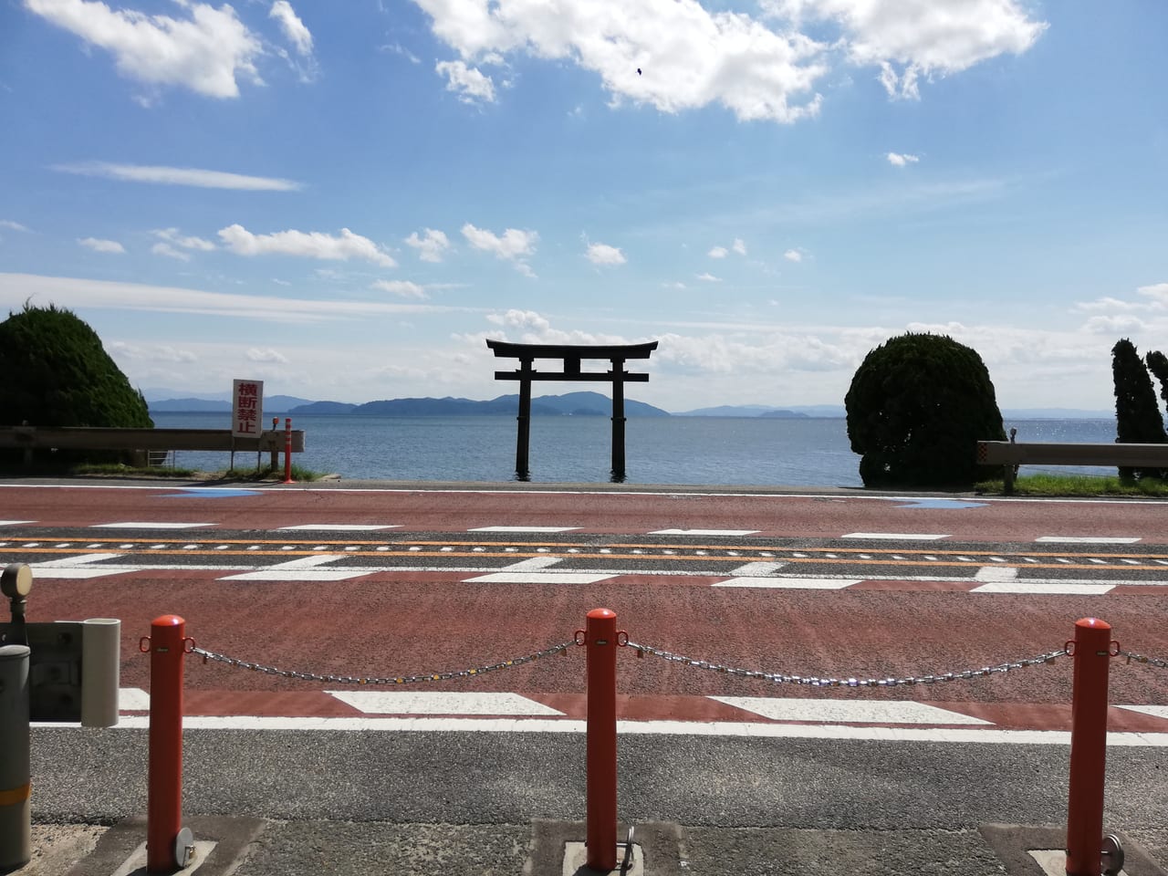 白鬚神社矗立在琵琶湖水中的朱紅色大鳥居