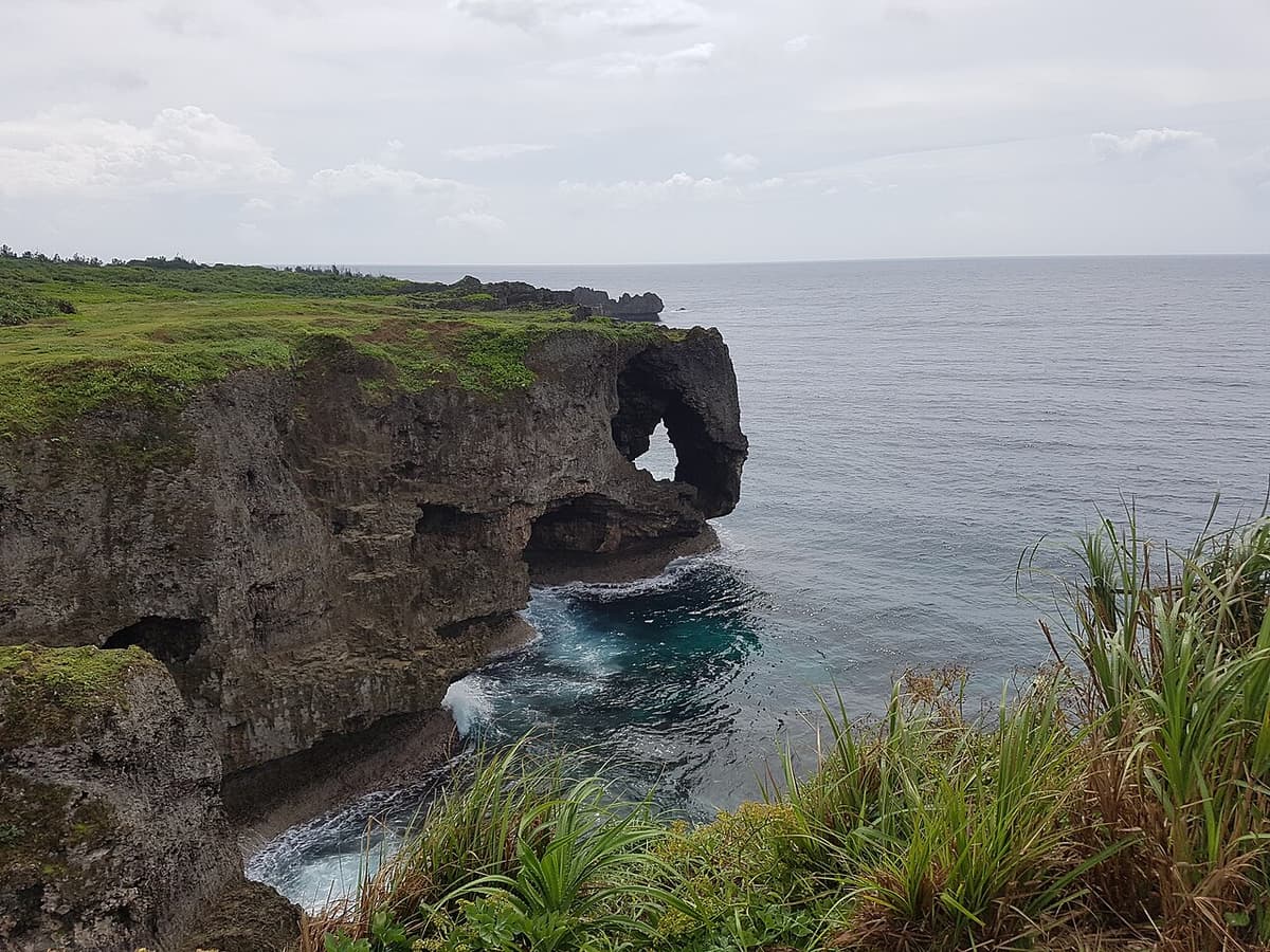 恩納村萬座毛的象鼻岩海崖