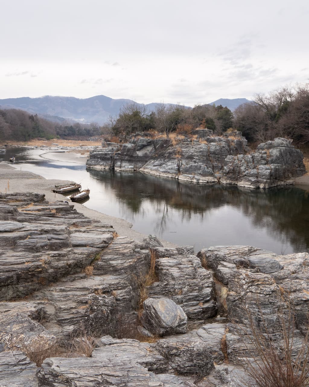 秩父長瀞岩畳冬季河岸景觀,枯木與灰色岩石構成的冬季氛圍