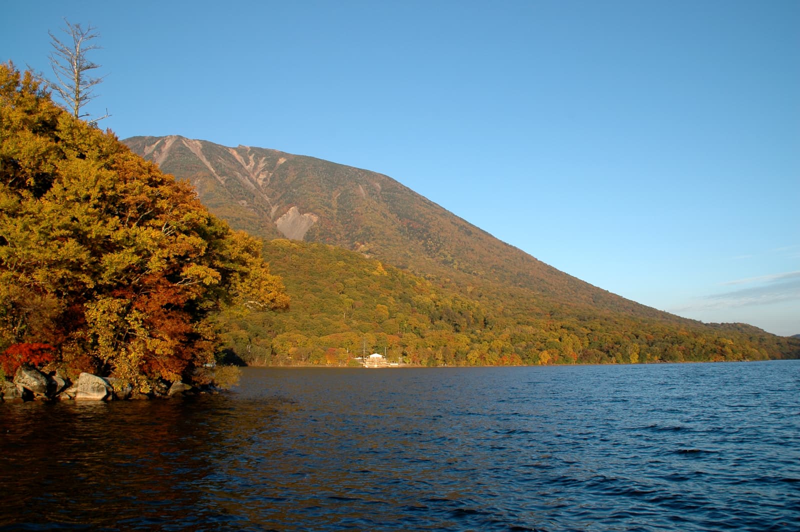 中禪寺湖與男體山秋景,湖畔楓葉轉紅,黃昏光線