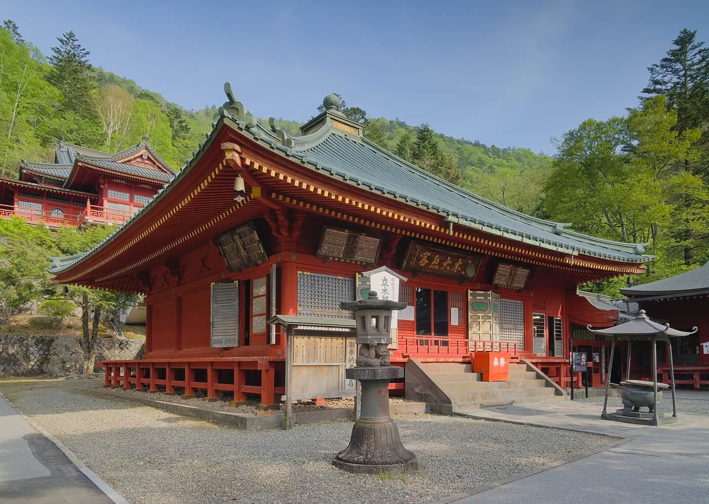 中禪寺立木觀音本堂,朱紅色殿宇掛著立木大悲閣匾額,後方山坡上是五大堂