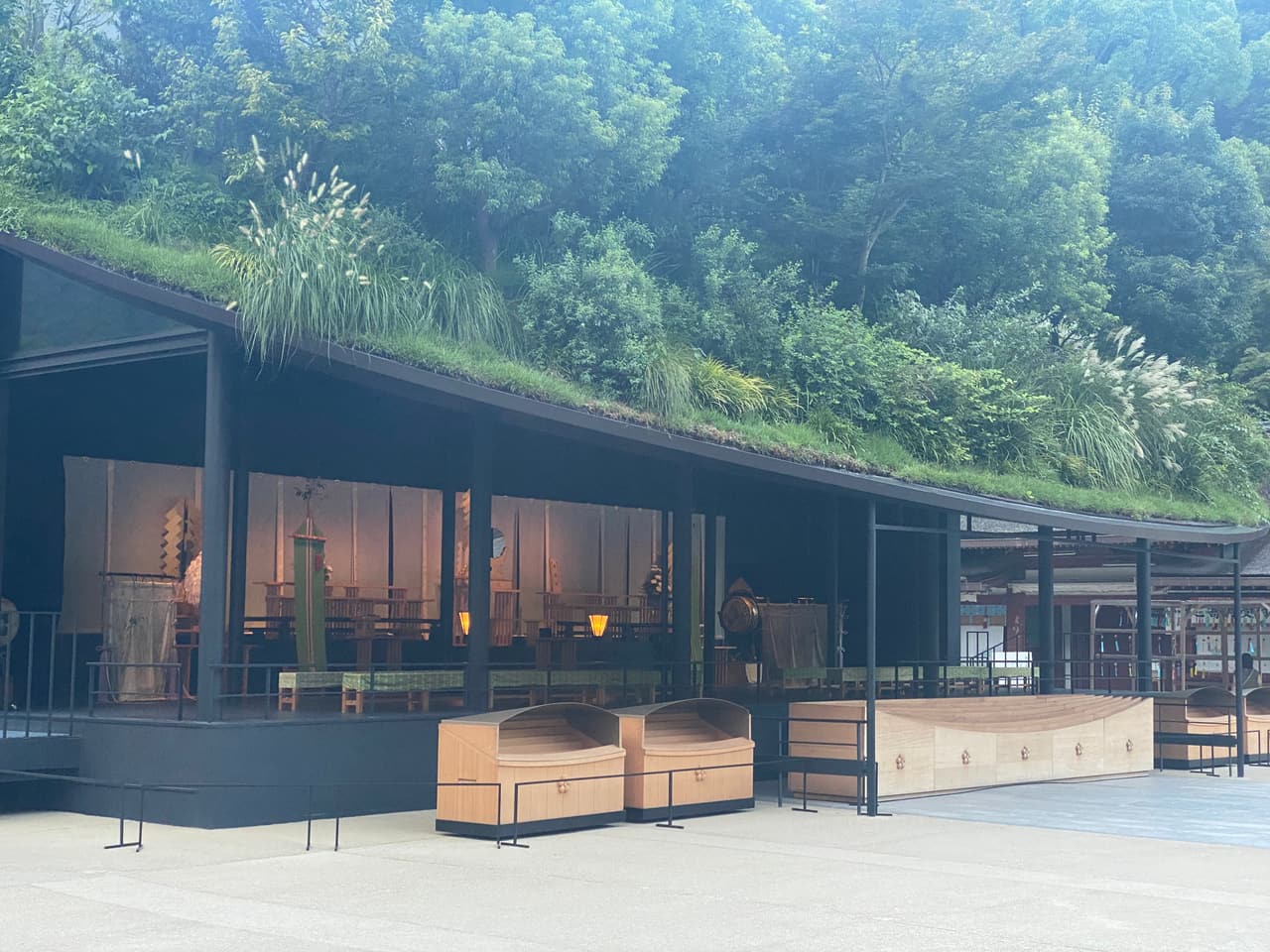 太宰府天滿宮仮殿,屋頂種滿綠色植物的現代建築