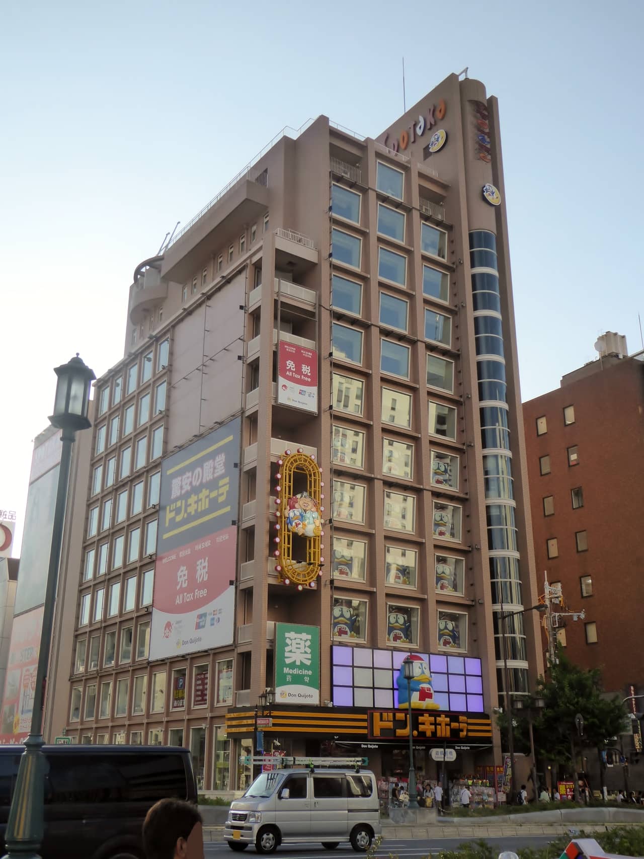 大阪道頓堀唐吉訶德與店上方的黃色摩天輪