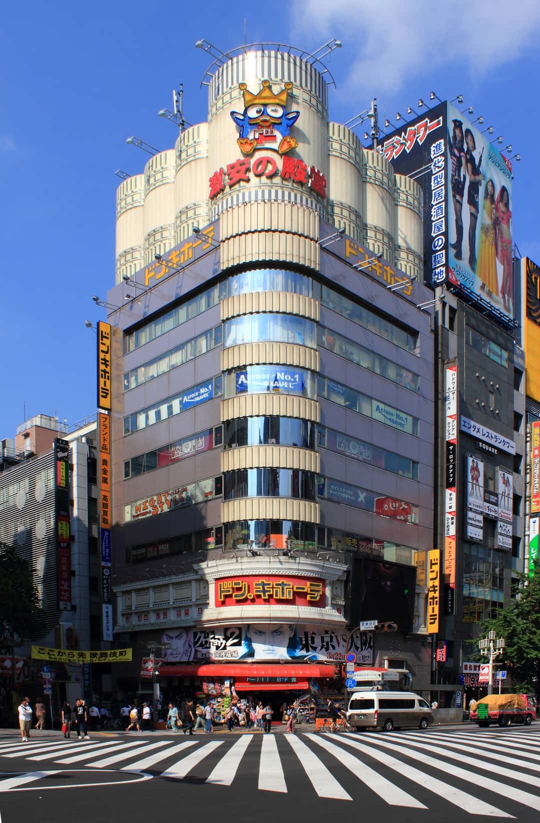 新宿唐吉訶德驚安殿堂的黃色招牌與店面