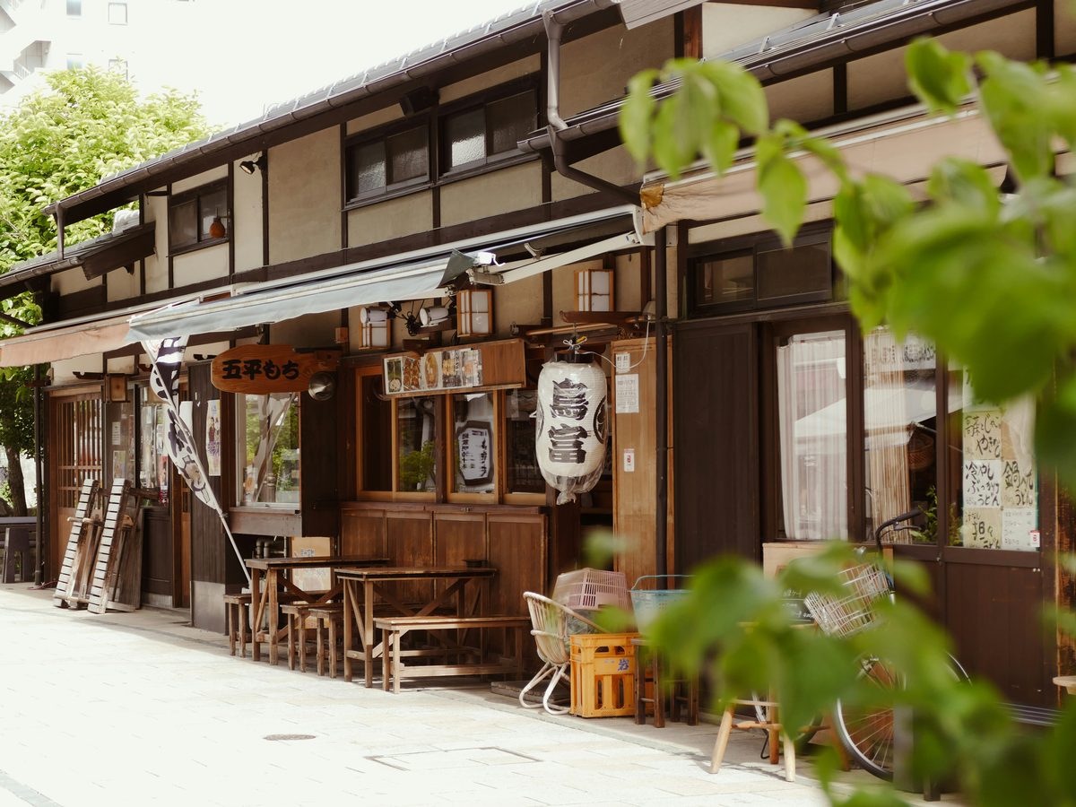 日本藥妝店內景:各種零食、藥品與美妝商品排列整齊的貨架